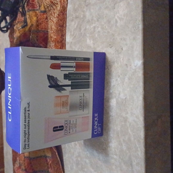 Clinique Other - -Woman's clinique  day to night  out essentials
